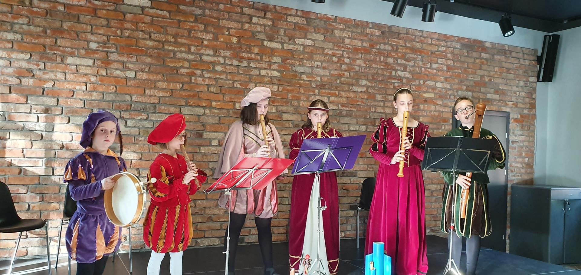 oni-pieknie-graja-muzyke-dawna-84219