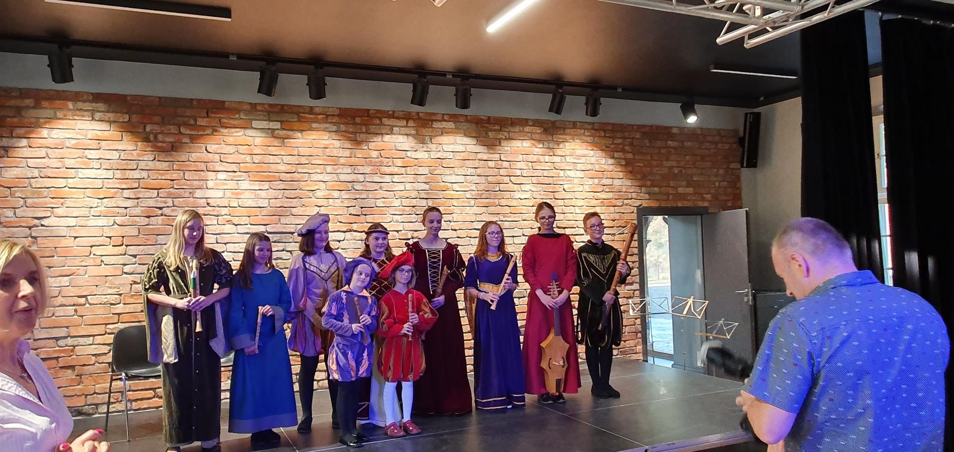 oni-pieknie-graja-muzyke-dawna-84219