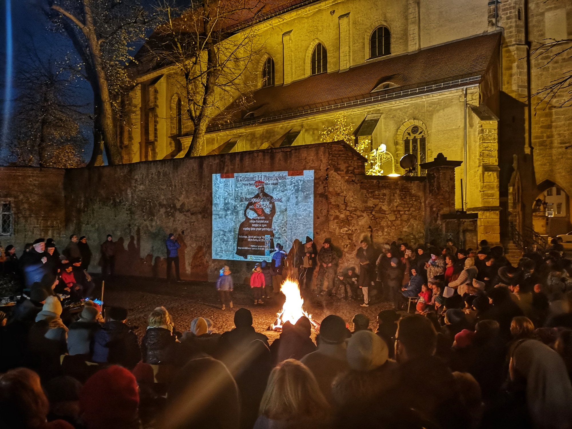 patriotycznie-przy-ognisku-84293