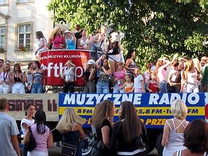 roztanczona-platforma-na-placu-ratuszowym-8436