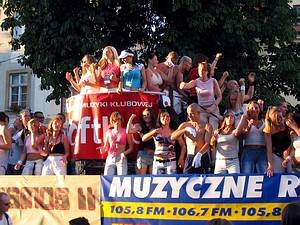 roztanczona-platforma-na-placu-ratuszowym-8436