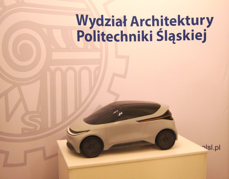 Prezentacja modelu samochodu elektrycznego, opracowanego przez inż. Mateusza Tomiczka/fot. Stanisław Firszt