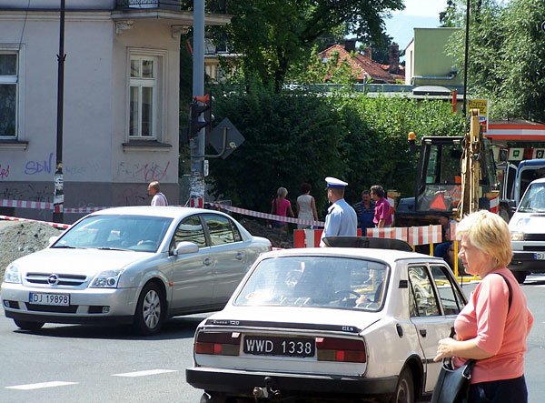 W centrum stolicy Karkonoszy kierowcy dawno nie widzieli policjanta kierującego ruchem.
