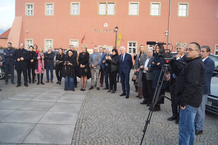 Pokaz samochodu elektrycznego podczas Gemius loci 2019 przy Muzeum Przyrodniczym w Jeleniej Górze/fot. Aleksandra Nowak–Odelga