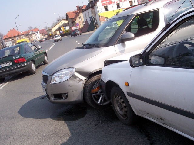 Kierowca skody najpewniej wymusił pierwszeństwo, ale ustali to dokładnie policja.