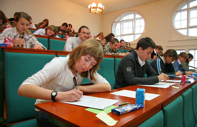 Uczestnicy konkursu rozwiązują test w audytorium auli I LO im. Żeromskiego.