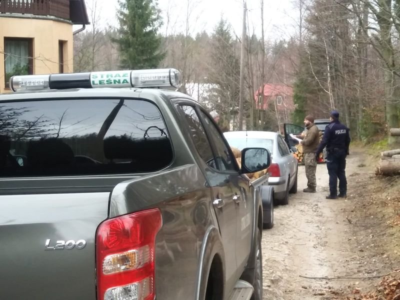 policjanci-i-straznicy-monitoruja-lasy-84858