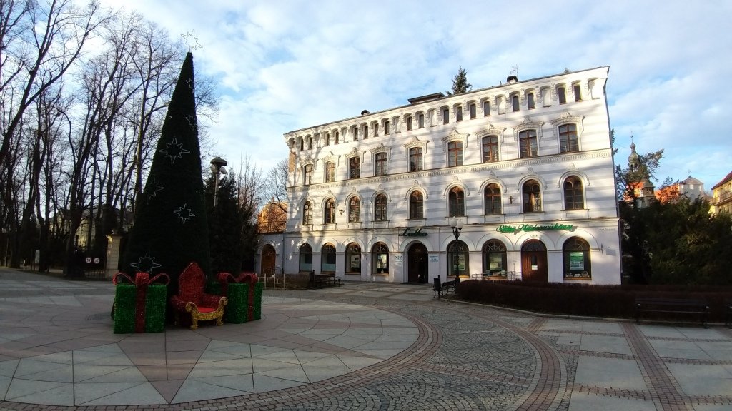 gownym-cieplickim-szlakiem-spacerowym-84905