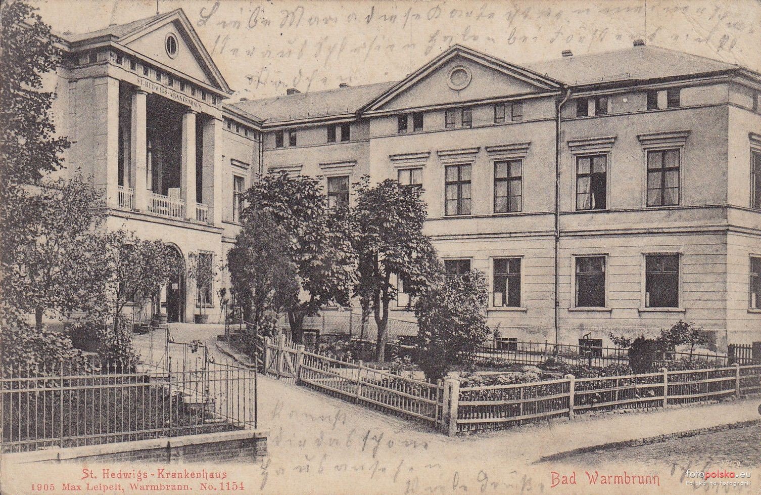 Szpital i jego boczne skrzydło na pocztówce z pocz. XX wieku/fot. Internet