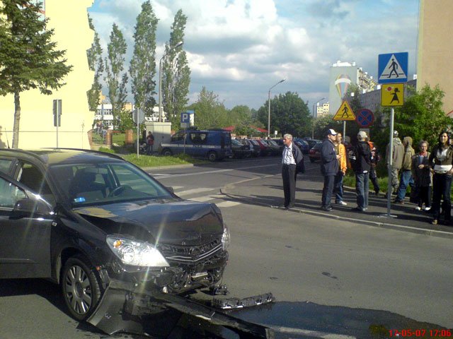 Na szczęście w wyniku kolizji nie ucierpieli piesi, których w tym rejonie osiedla nie brakuje.