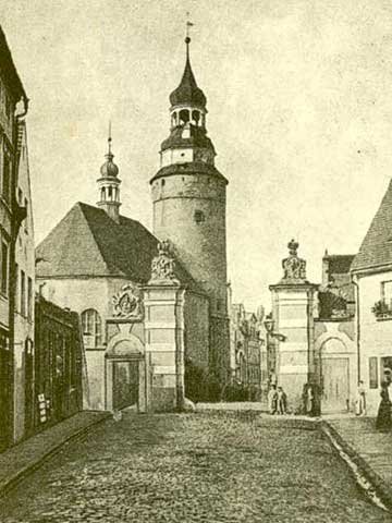 Schildauerstrasse w latach 30. ubiegłego wieku. Dziś w krajobrazie ulicy nie ma już wiszącego zegara oraz tramwajów.