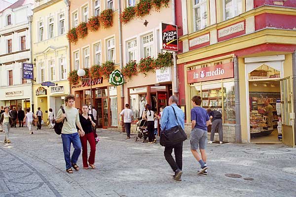 Wylot Konopnickiej z placu Ratuszowego: widocznych na starej fotografii kamieniczek po prawej stronie już nie ma. Prawie bez zmian zachowała się za to pierzeja po stronie lewej.