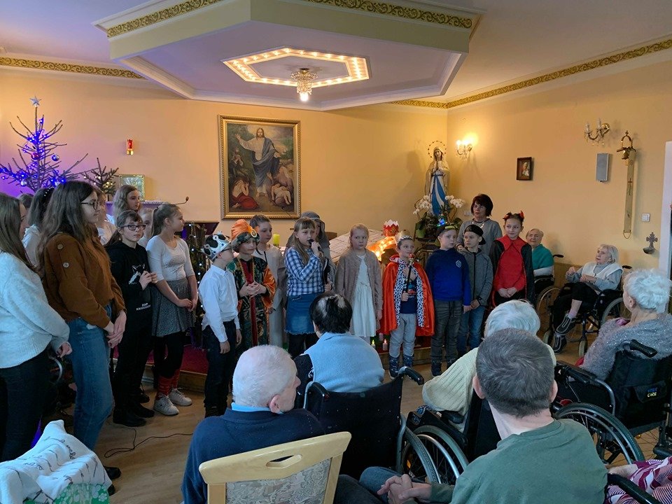 uczniowie-z-osemki-odwiedzili-seniorow-85376