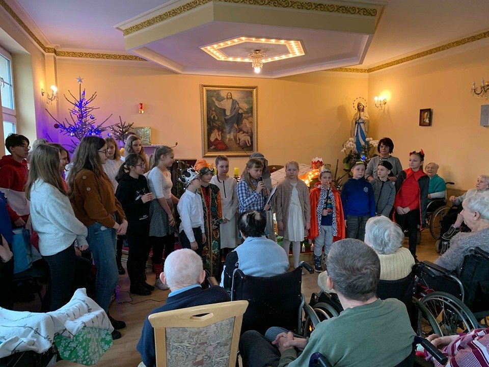 uczniowie-z-osemki-odwiedzili-seniorow-85376