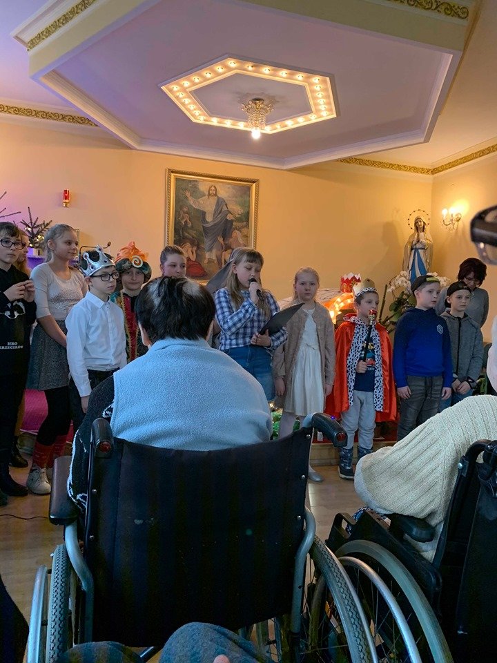 uczniowie-z-osemki-odwiedzili-seniorow-85376