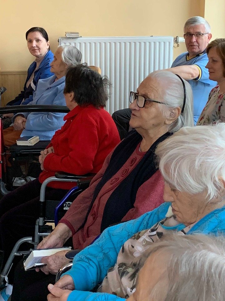 uczniowie-z-osemki-odwiedzili-seniorow-85376