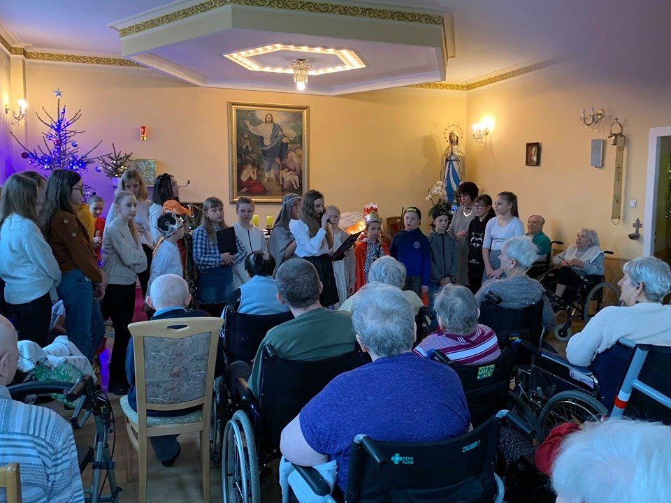 uczniowie-z-osemki-odwiedzili-seniorow-85376