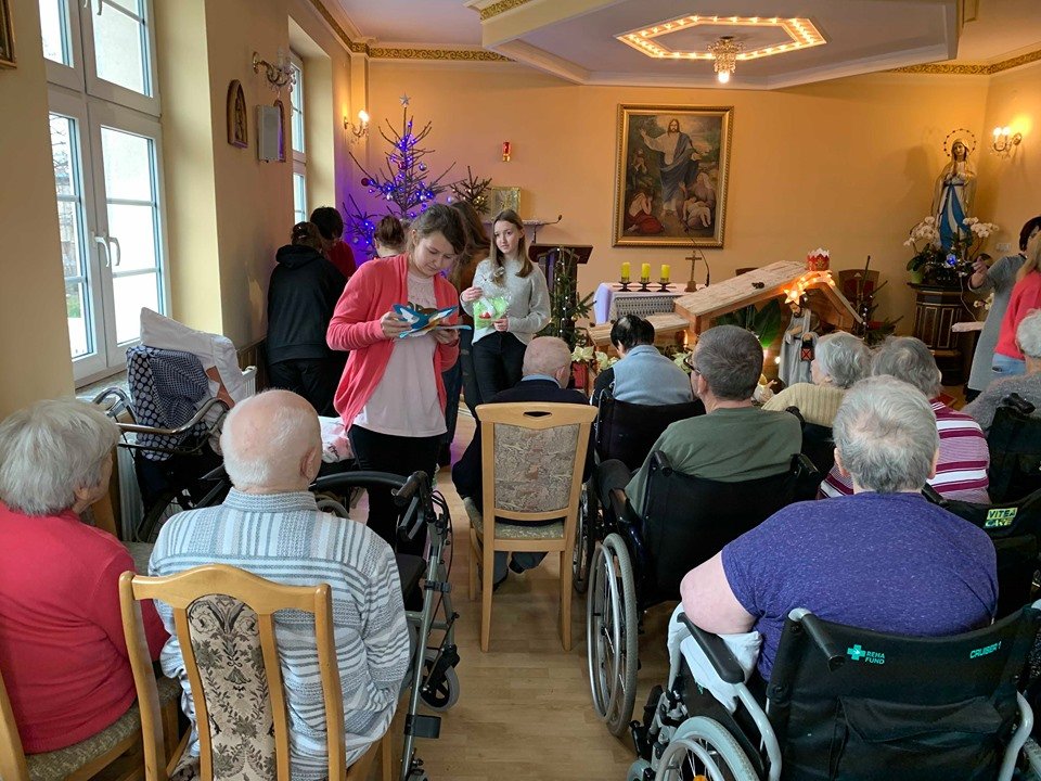 uczniowie-z-osemki-odwiedzili-seniorow-85376
