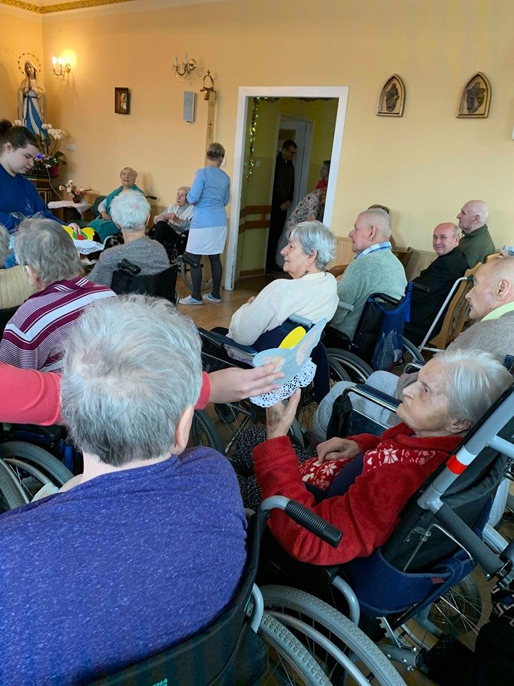 uczniowie-z-osemki-odwiedzili-seniorow-85376