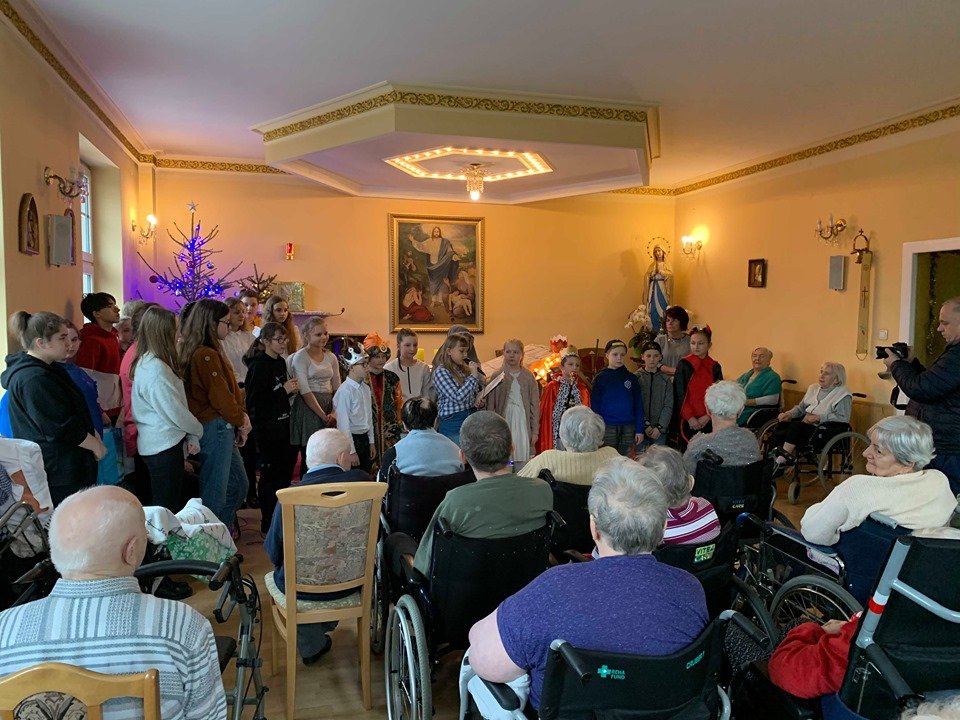 uczniowie-z-osemki-odwiedzili-seniorow-85376