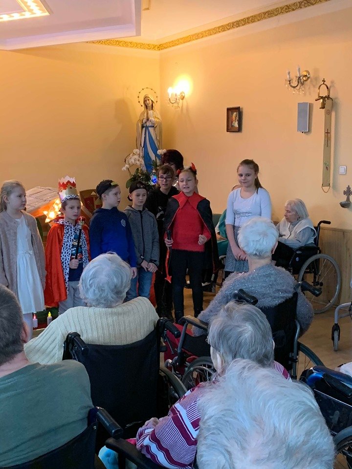 uczniowie-z-osemki-odwiedzili-seniorow-85376