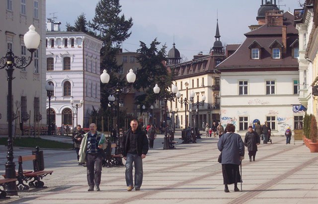 Plac Piastowski po remoncie. Niby ładnie, ale ciepliczanom brakuje klombów i pasa zieleni, który był tam przed modernizacją nawierzchni.