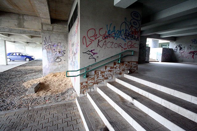 Przyszpitalny parking to siedlisko okolicznych bezdomnych.