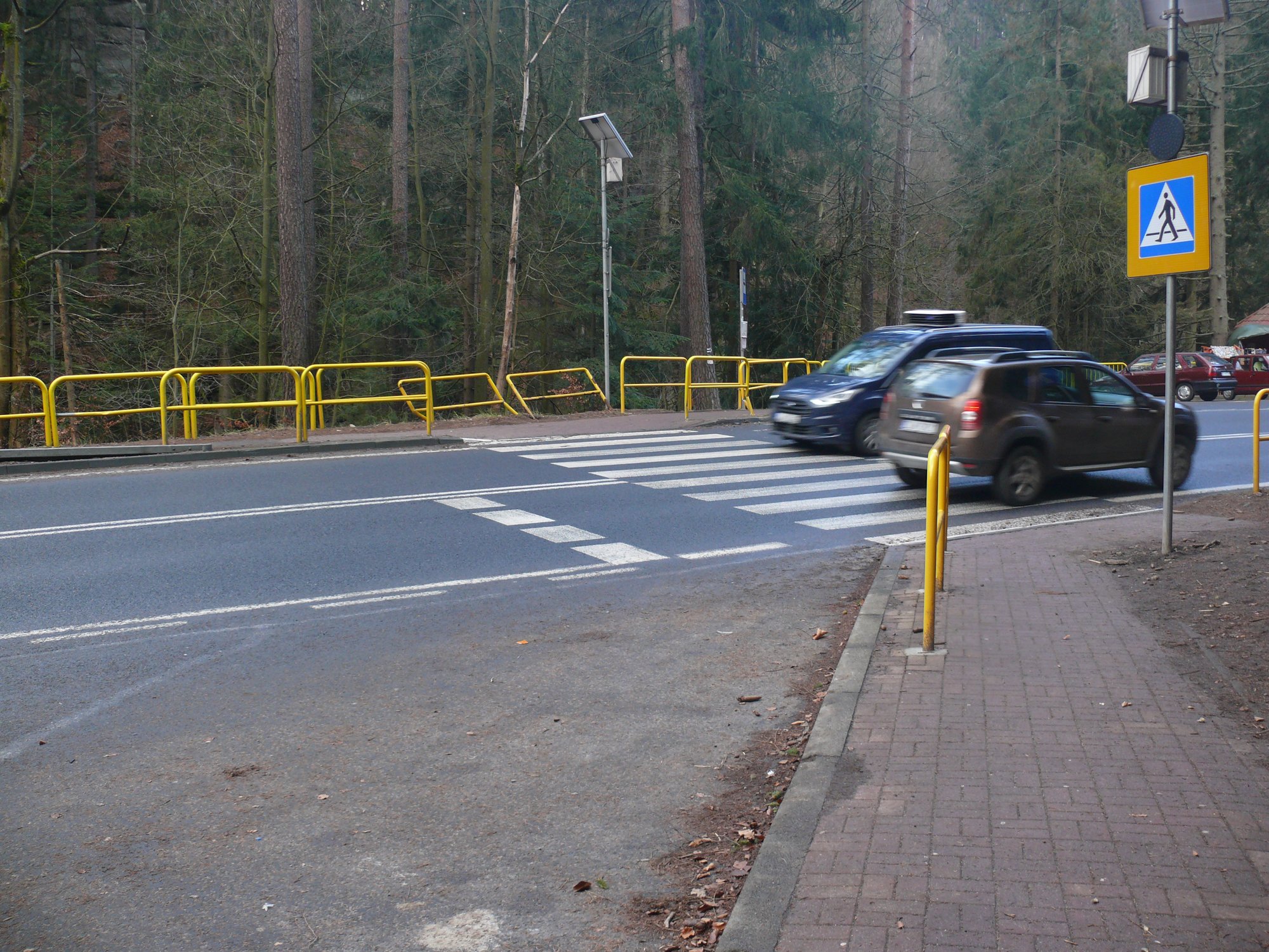 grozne-przejscie-do-wodospadku-szklarki-85482