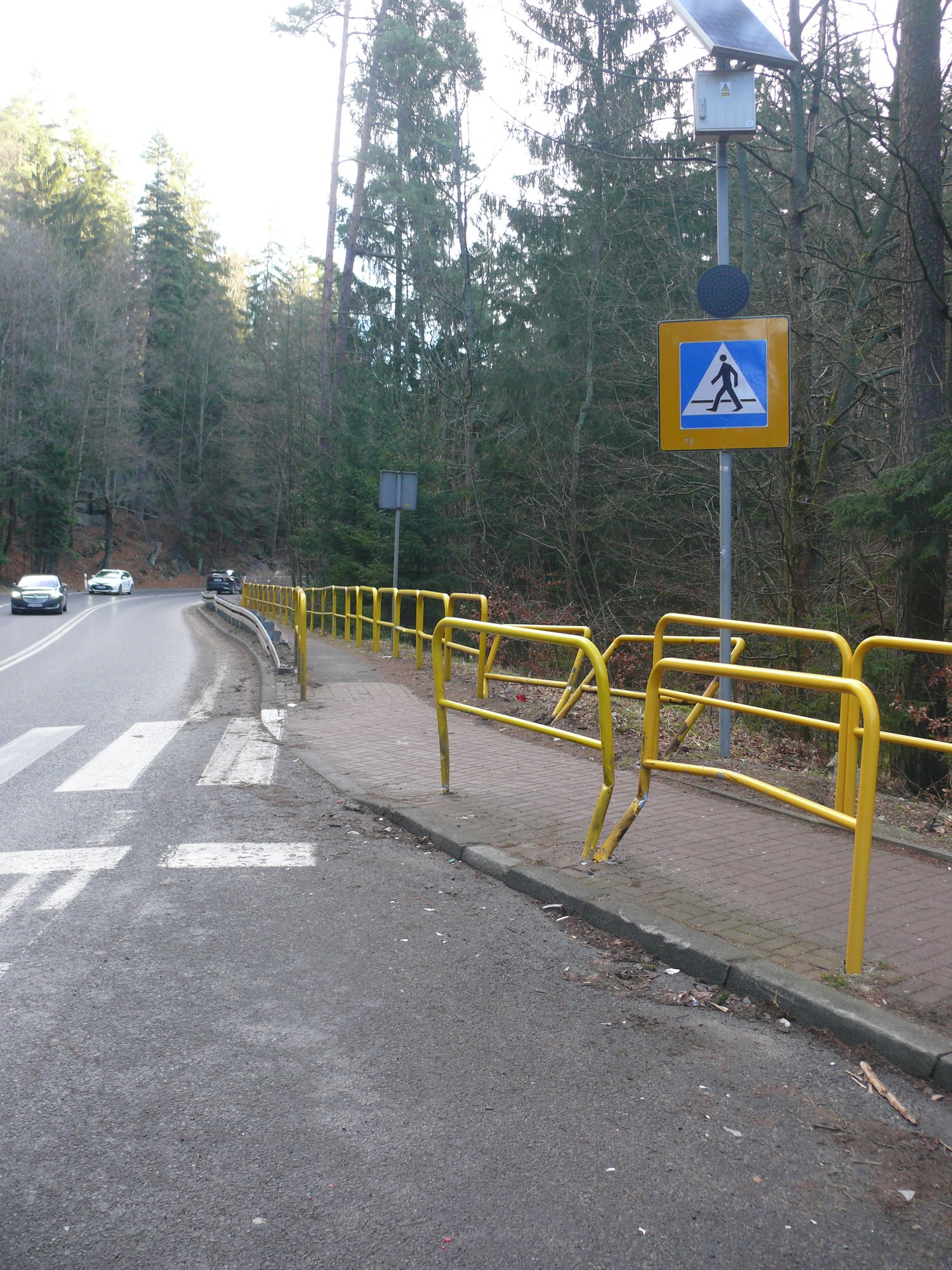 grozne-przejscie-do-wodospadku-szklarki-85482