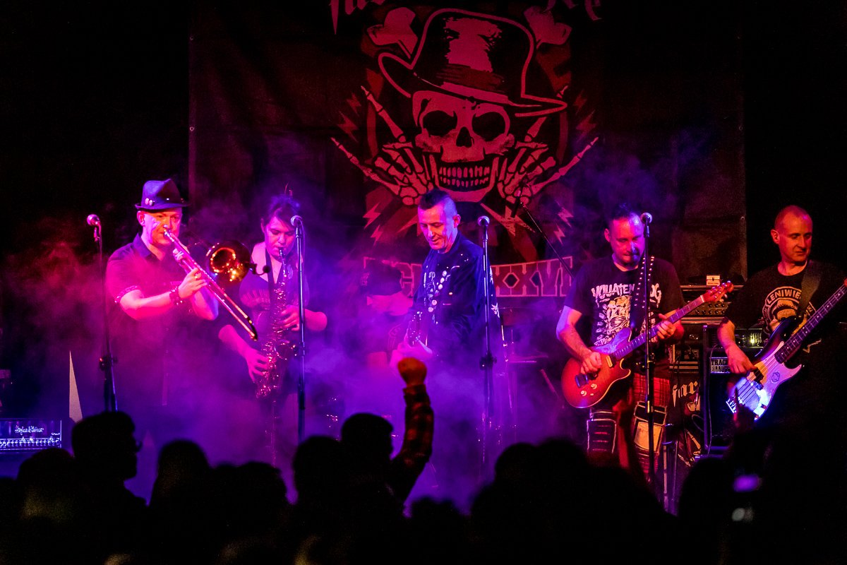 komplet-na-koncercie-punkowym-w-jck-85507