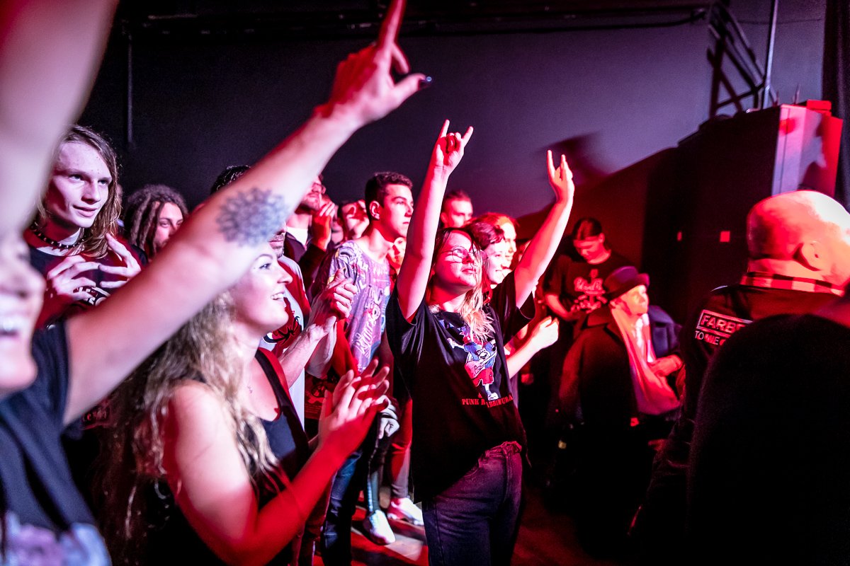 komplet-na-koncercie-punkowym-w-jck-85507