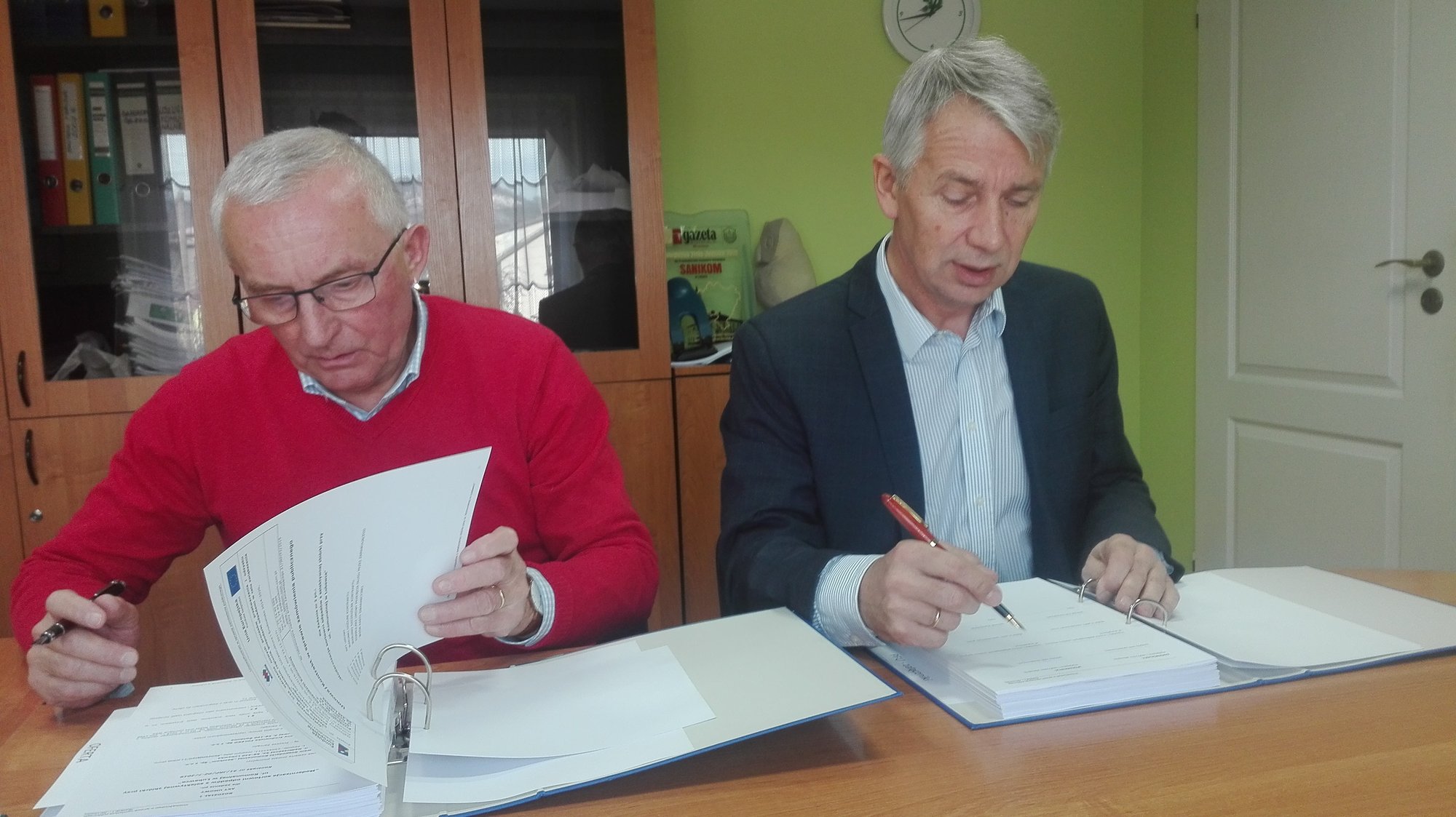 Umowę podpisali: prezesi FOLEKO sp. z o.o. Ireneusz Pałac oraz Sanikom sp. z o.o. Andrzej Wojdyła