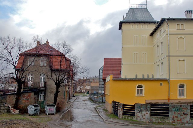 Błyszczący jeden z budynków uzdrowiska i zszarzałe oraz brudne kamienice: to codzienność w Cieplicach.