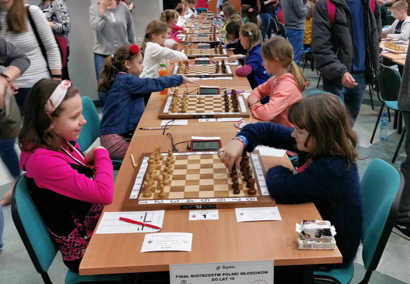 Kandydatka na mistrza FIDE – Wiktoria Śmietańska (10 lat) za chwilę rozegra swój najtrudniejszy mecz turnieju z jeleniogórzanką Kasią Tkacz (9 lat)