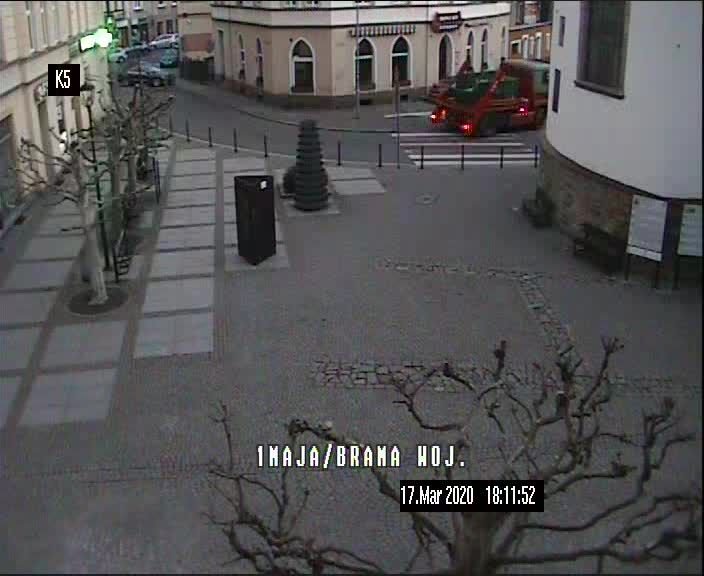 kierowca-wysypa-odpady-na-chodnik-86241