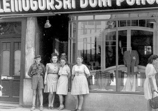 Pierwsi polscy jeleniogórzanie w 1946 roku przed domem towarowym.