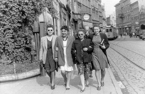 Spacer ulicą 1 Maja po 1945 roku.