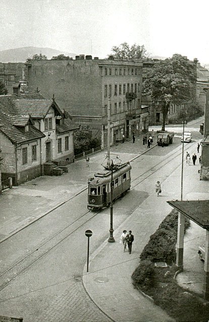 Jedziemy tramwajem w kierunku dworca głównego (widać nieistniejącą już dziś stację benzynową – lata 50-te).