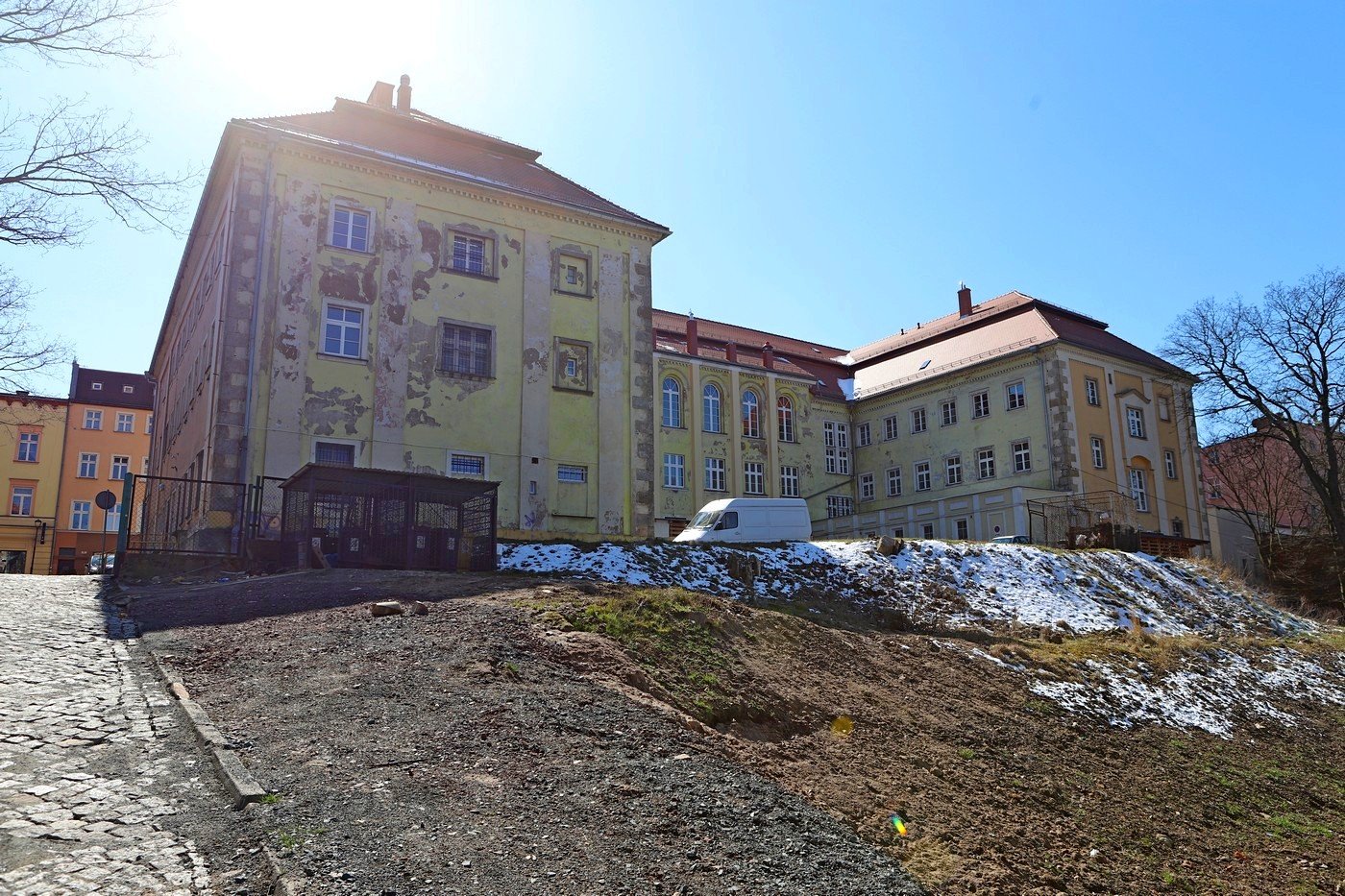 przetarg-zwiazany-z-boiskiem-dla-handlowki-86471