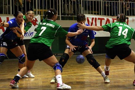 Marta Gęga podczas wykonywania rzutu karnego. Jeden z arbitrów spotkania - Szynklarz (opolskie).