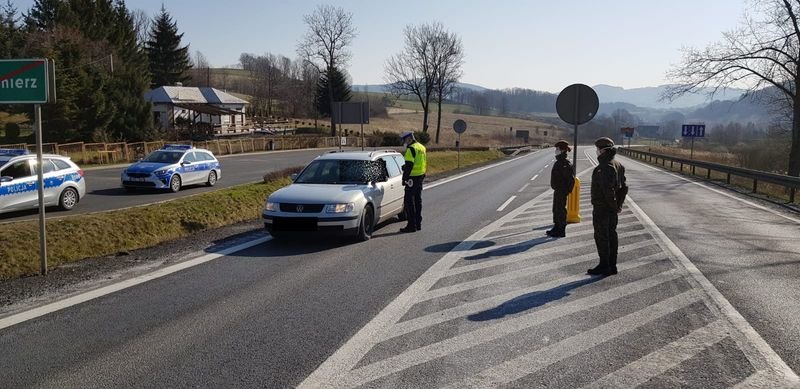 policjanci-ze-wsparciem-pilnuja-zalecen-rzadu-86557
