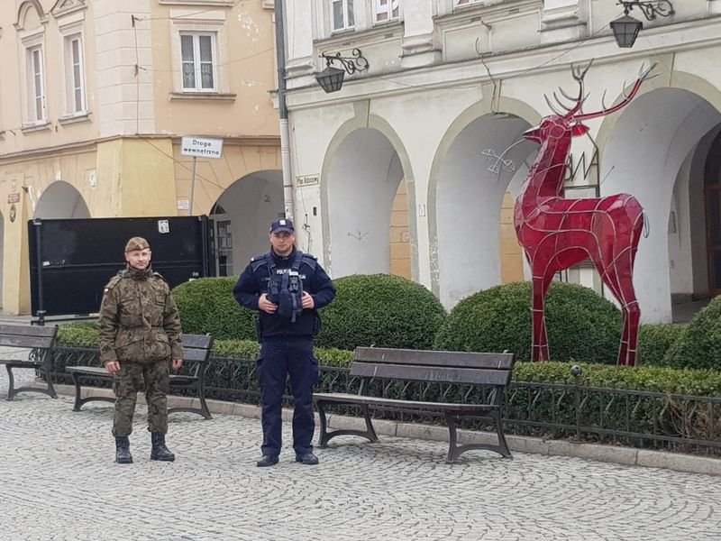 policjanci-ze-wsparciem-pilnuja-zalecen-rzadu-86557