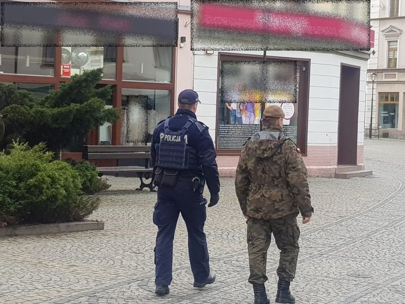 policjanci-ze-wsparciem-pilnuja-zalecen-rzadu-86557