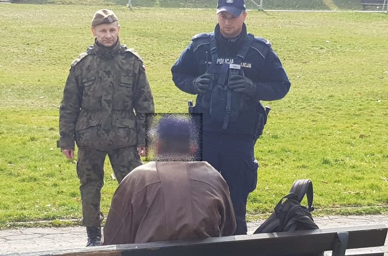 policjanci-ze-wsparciem-pilnuja-zalecen-rzadu-86557