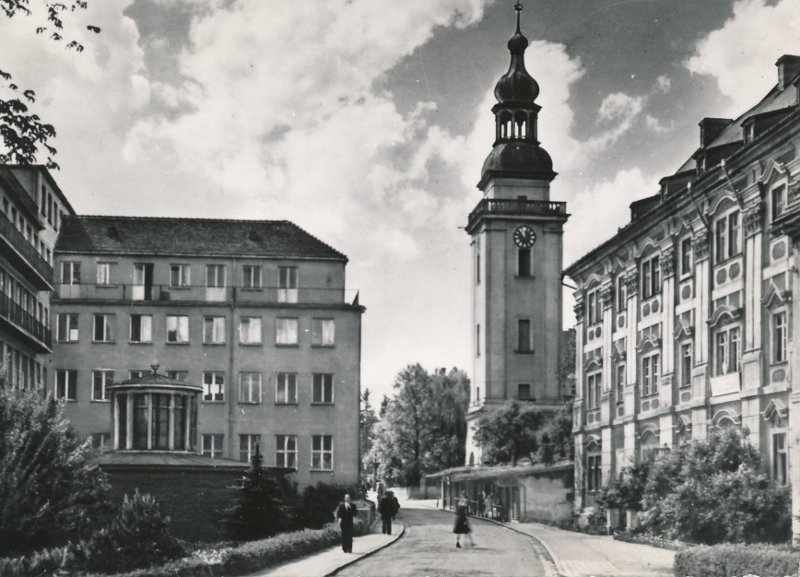 Dawny Plac Zdrojowy na początku lat 30. XX wieku. Przy wieży ostatnie kramy, które zniknęły tuż po wojnie/fot. Archiwum Muzeum Przyrodniczego