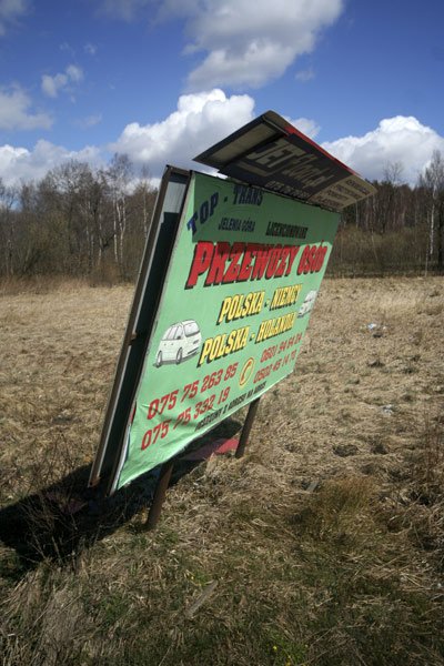 Tablica reklamowa stojąca, a raczej leżąca, na drodze między Jelenią Górą a Piechowicami.