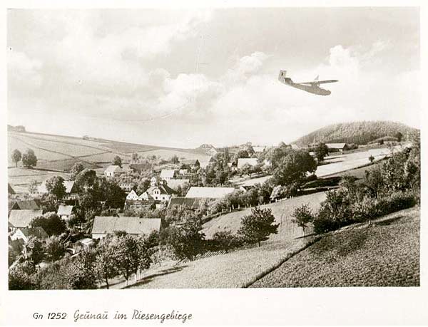 Szybowiec krąży nad Grunau (Jeżów Sudecki).