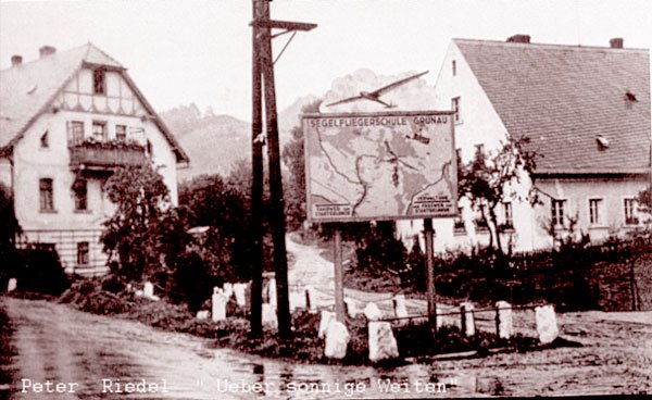 Fotografia z książki Petera Riedela: reklama szkoły szybowcowej w Grunau (Jeżów).