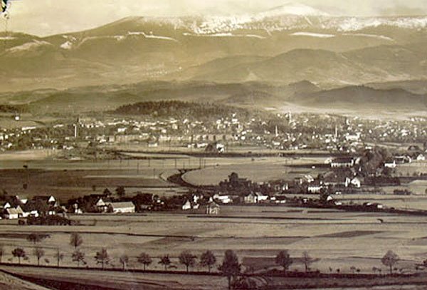 Panorama dawnych Jeżowa i Jeleniej Góry, w tle Śnieżka i Karkonosze, widziane z Góry Szybowcowej. Jeszcze nie ma osiedla Zabobrze.