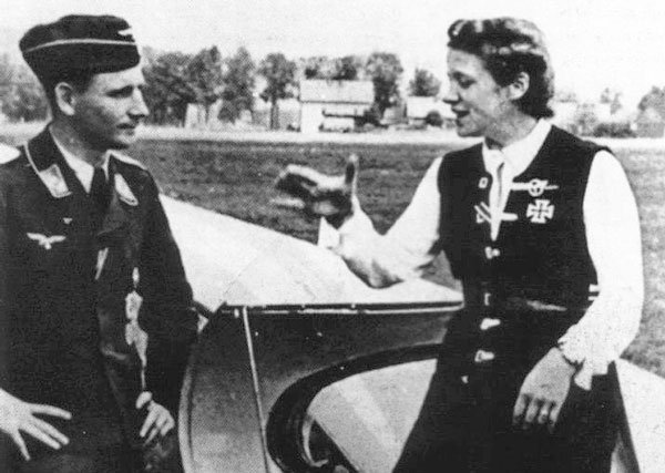 Legendarna Hanna Reitsch na jeleniogórskim lotnisku.